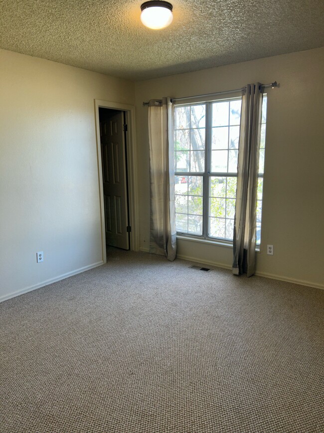 Upper floor living room - 2412 Dodd Ln