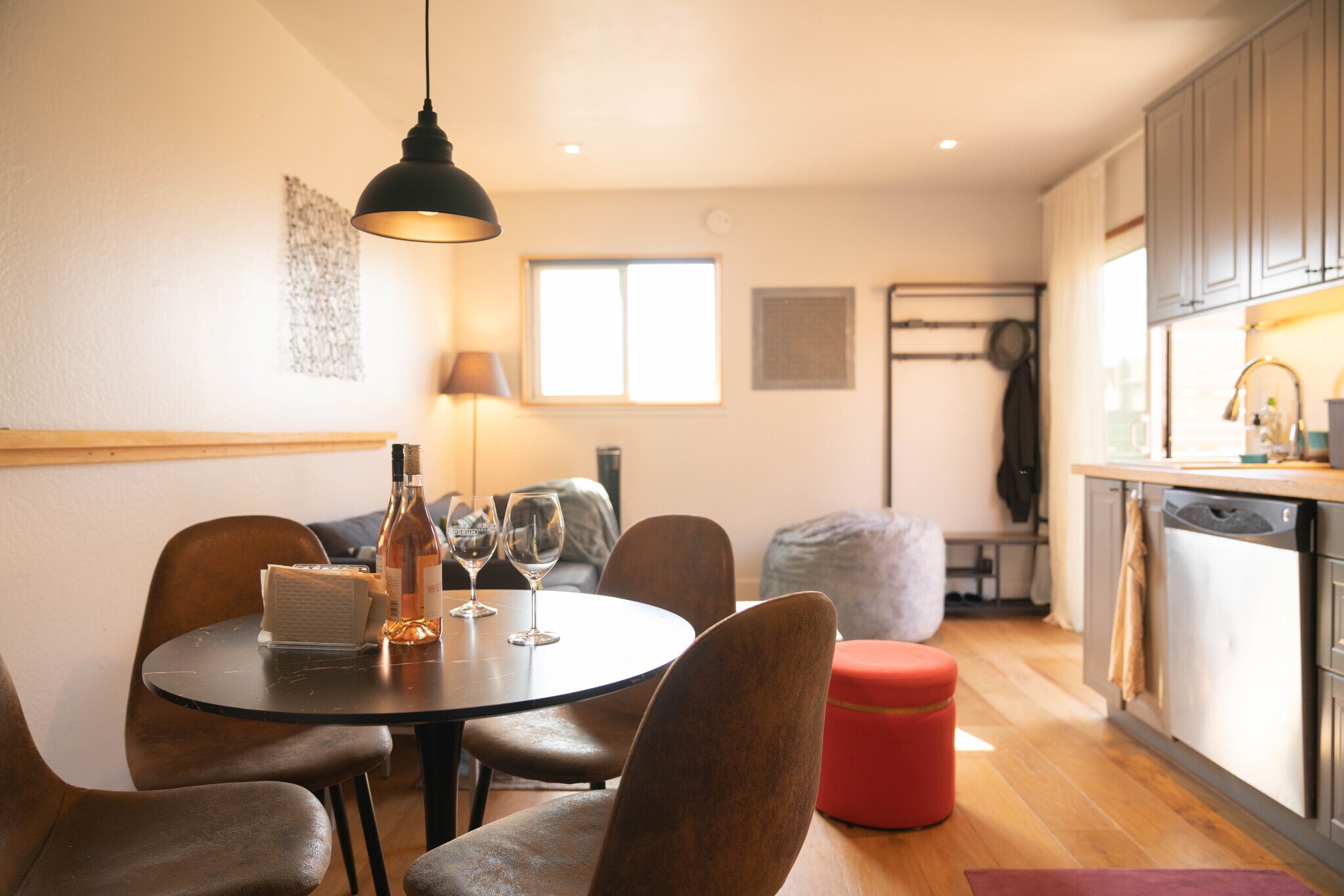 Dining area with round dining table - 5955 Fern St