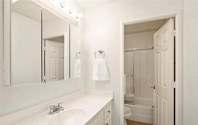 Building Photo - "Charming 1-Bedroom Retreat: Cozy 717 Sq Ft Haven in Sunny CA!"