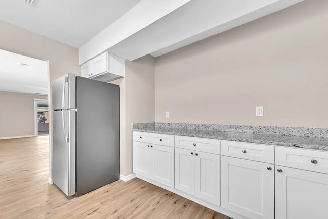 Building Photo - 6913 Voltaire Dr