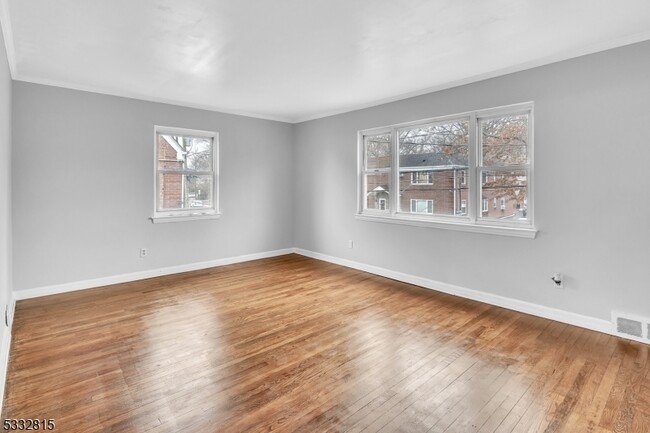 Building Photo - 164 Midland Pl