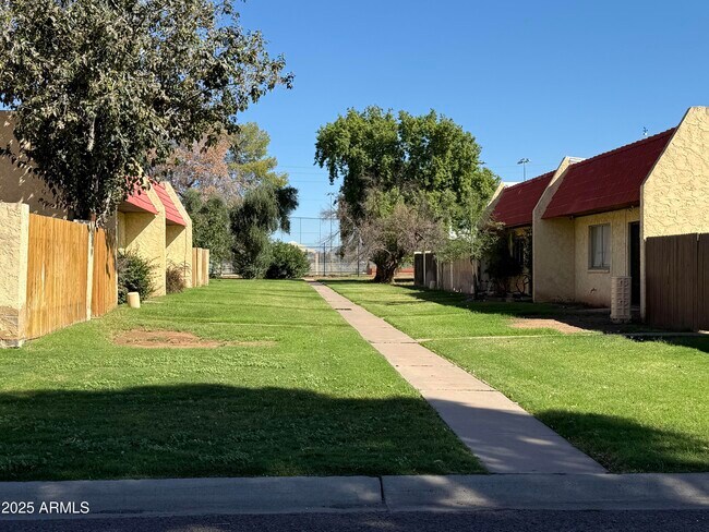 Primary Photo - 3311 W Golden Ln