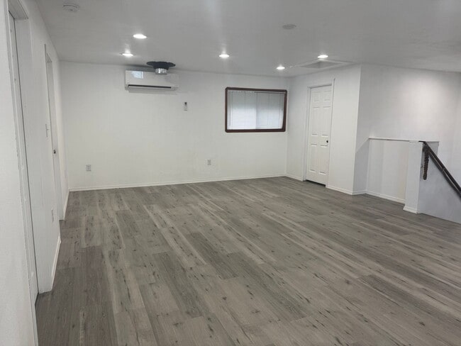 Building Photo - Lovely In-Town Shelton Home!