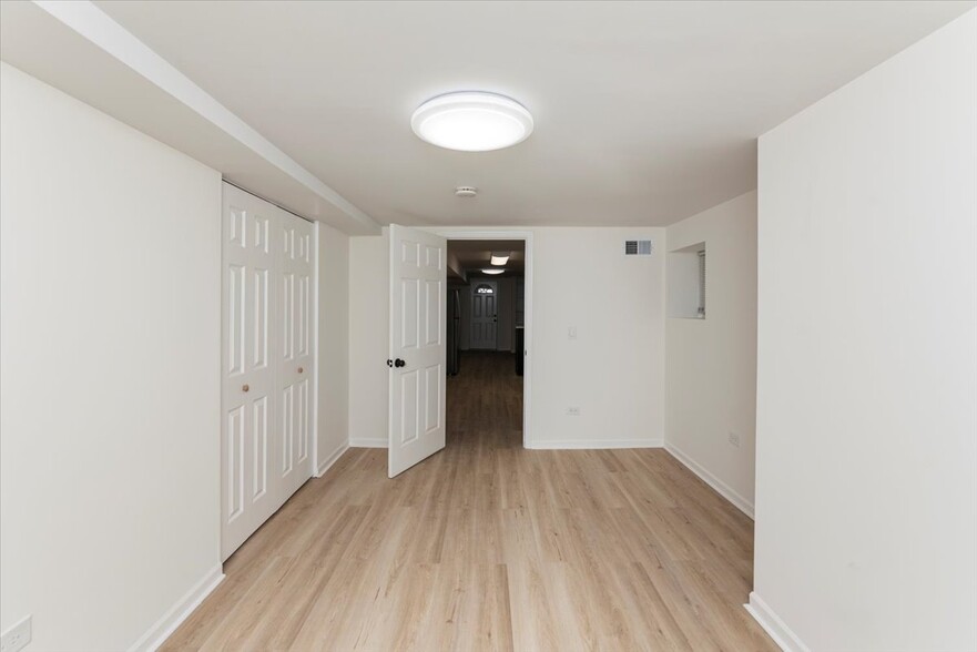 Building Photo - 5639 N Artesian Ave
