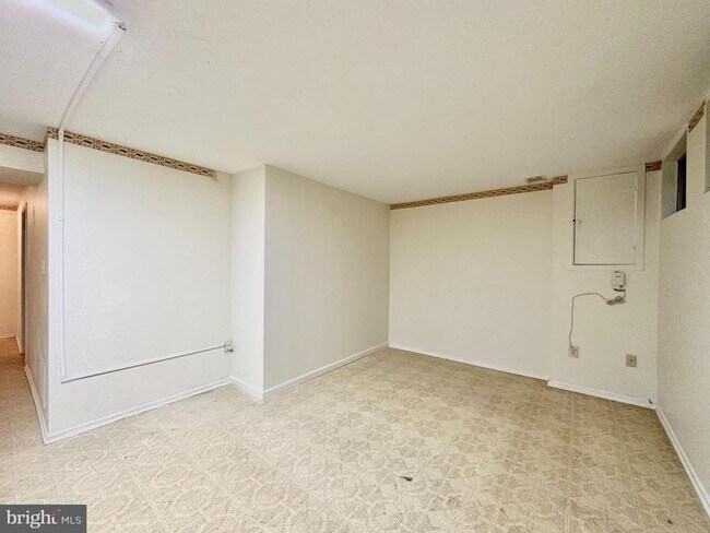 Building Photo - 402 Carousel Ct