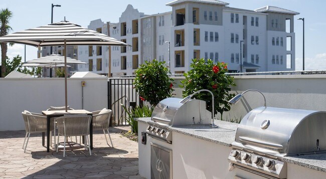 Building Photo - 6850 Foxtail Palm Wy