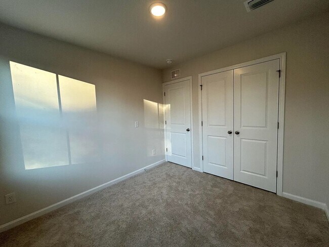 Building Photo - 3 Bedroom 2.5 Bathroom Townhouse in Windward Village - Summerville