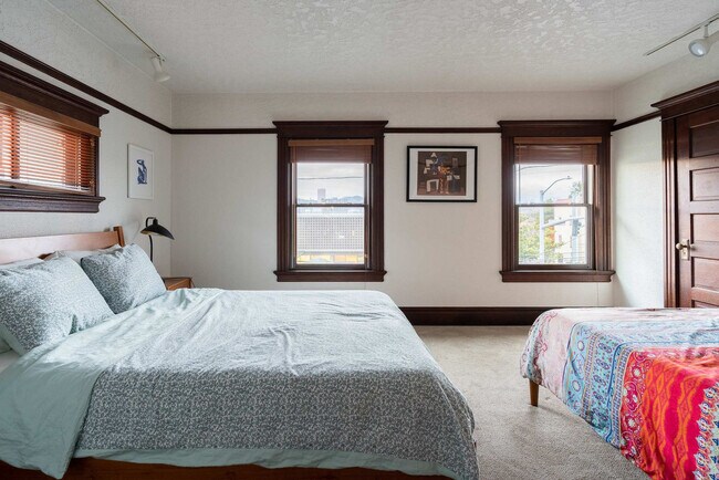 Building Photo - 26 NE 11th Ave