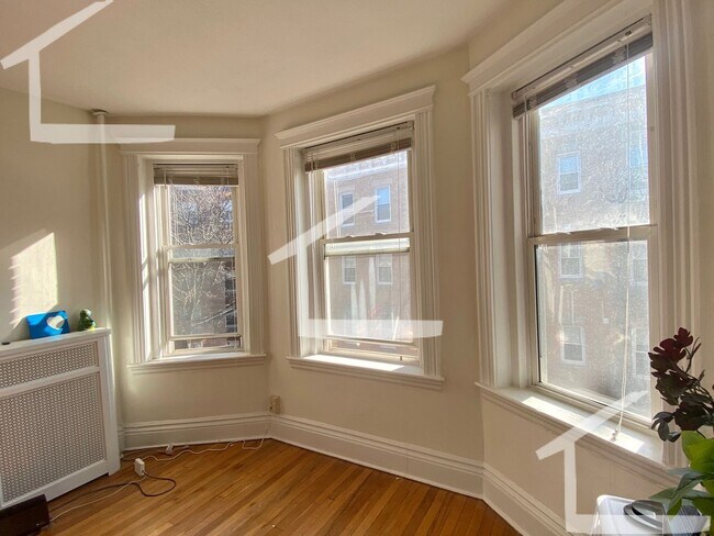 Building Photo - 6/1 Sunny charming Studio apartment just 1...