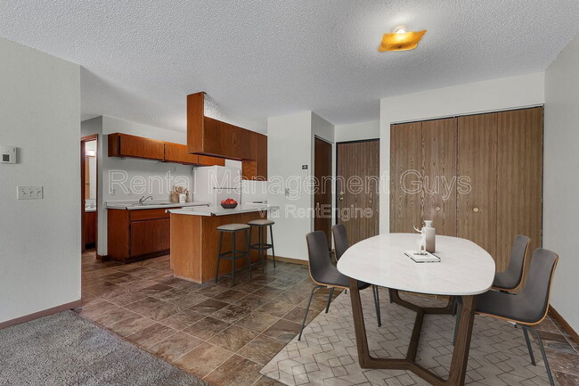 Building Photo - 131 Cedar St E