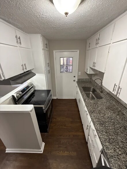 Building Photo - 135 E Hill St