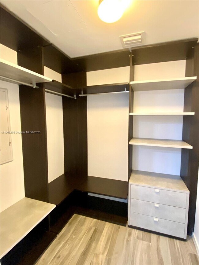 Building Photo - 801 S Miami Ave