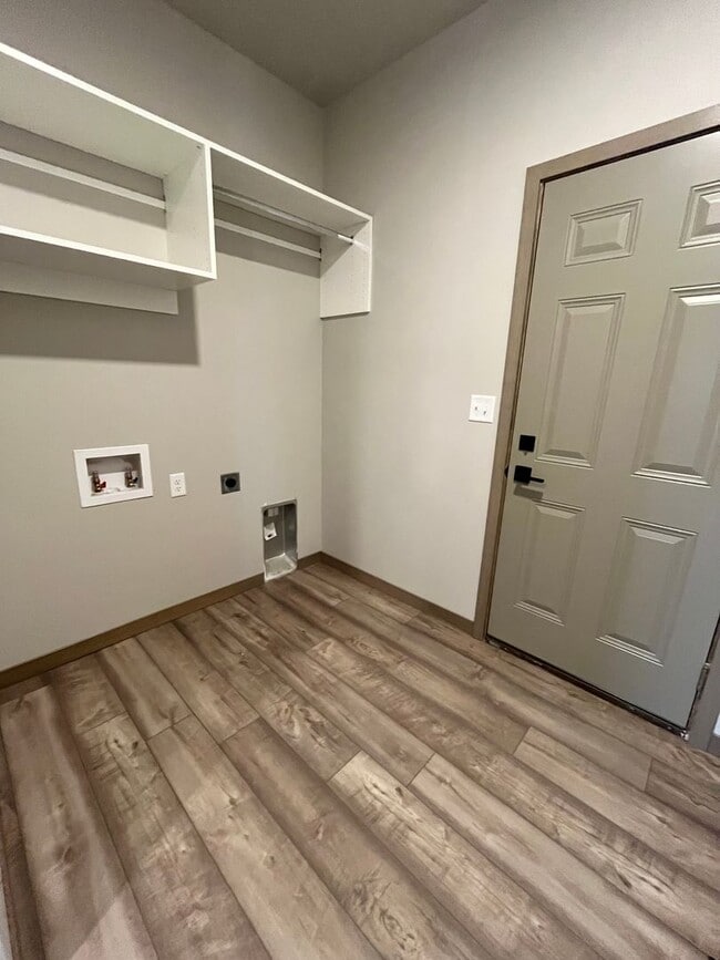 Building Photo - Spacious 2 Bed/2 Bath House with 3 Car Garage!