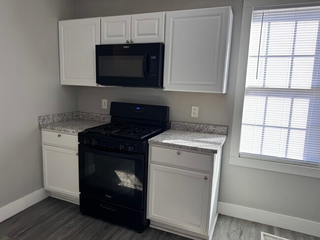 Building Photo - 1208 W 5th St