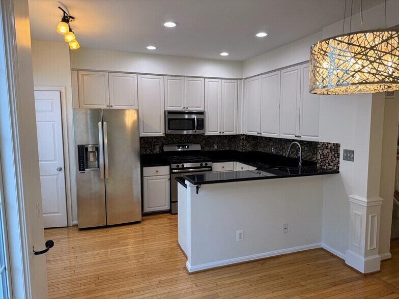 Building Photo - 6020 Lincolnia Rd