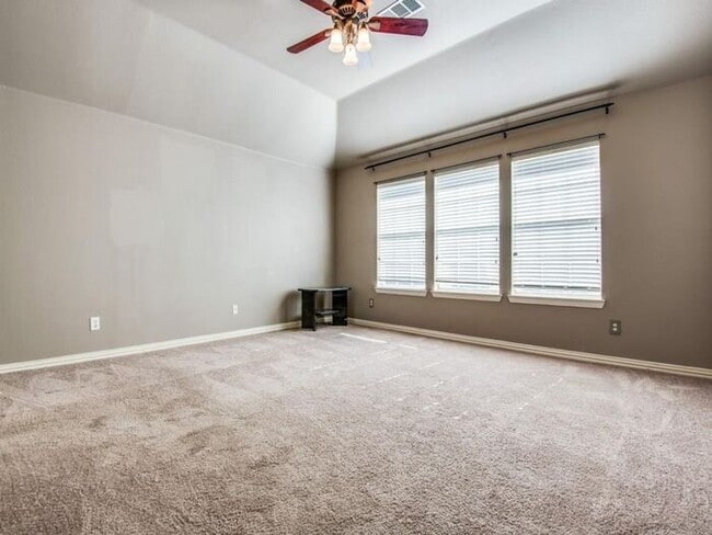 Building Photo - Gorgeous 1.5 story home with media equipment