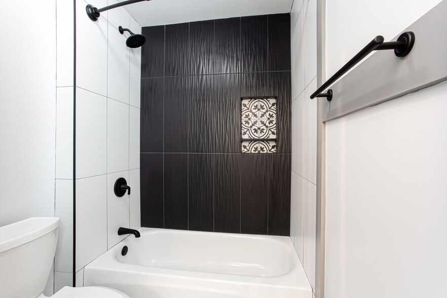 Building Photo - 1074 Peachtree Walk NE