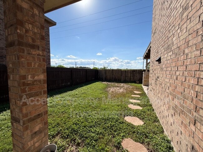 Building Photo - 1402 Mulberry Dr