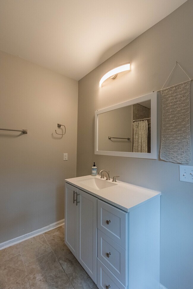 Building Photo - 210 Elliott Ct