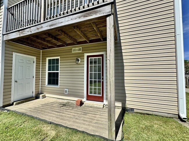 Building Photo - Just Updated & Ready NOW! A Pet Friendly H...