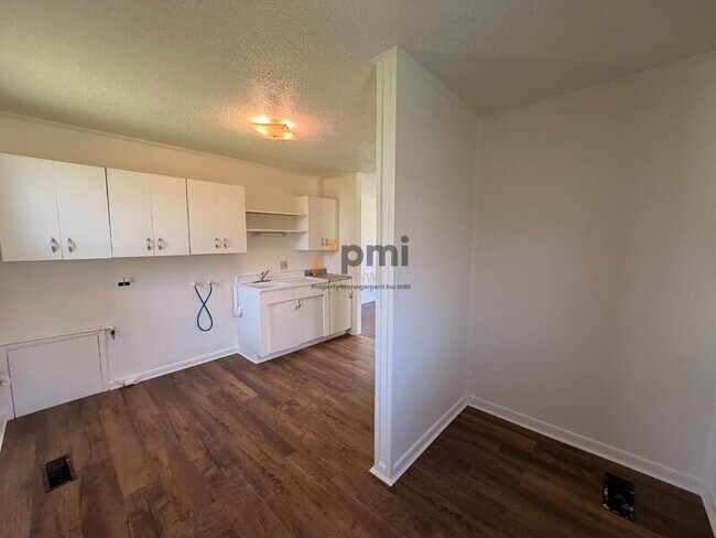 Building Photo - 2913 Oakdale Ave