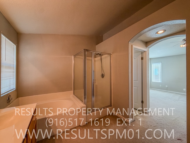 Building Photo - Lovely 4 Bedroom Home in Great Neighborhood