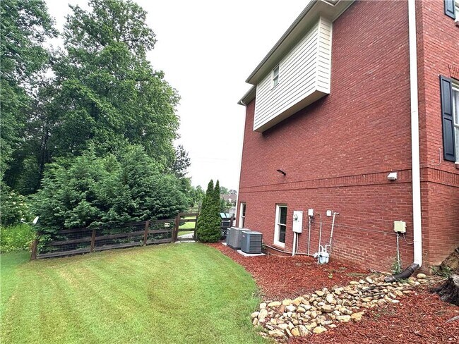 Building Photo - 2852 Summer Branch Ln