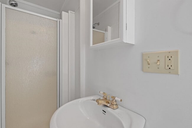 Building Photo - 36 Lark St