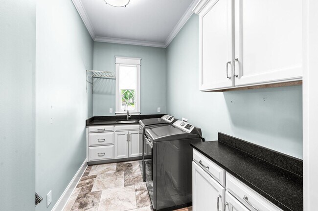 Building Photo - 1735 Hillmont Dr