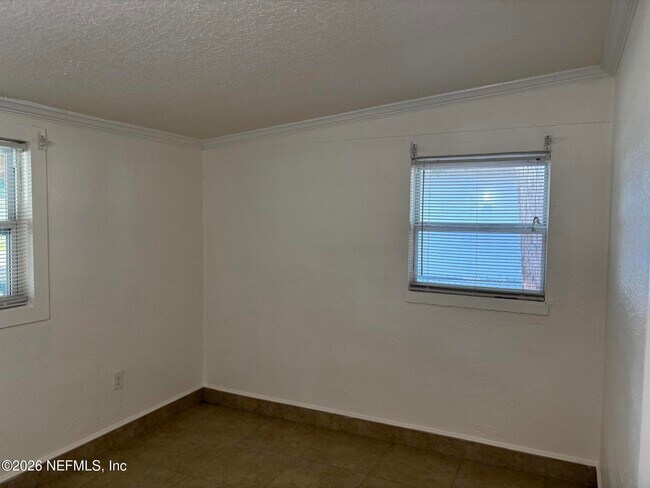 Building Photo - 1824 Brookview Dr S