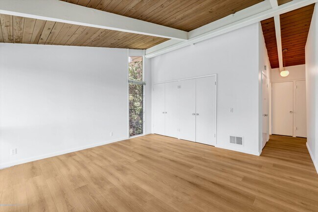 Building Photo - 3623 Serra Rd
