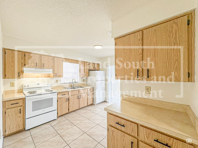 Building Photo - 5816 Charlton Dr