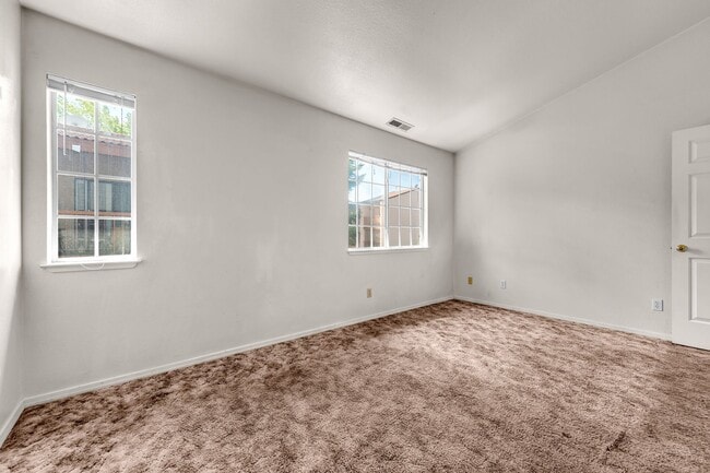 Building Photo - One car garage Townhouse
