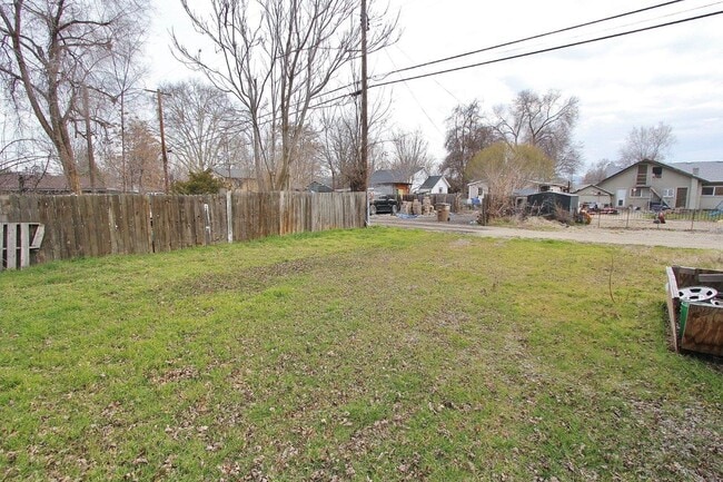 Building Photo - 815 E 1st St