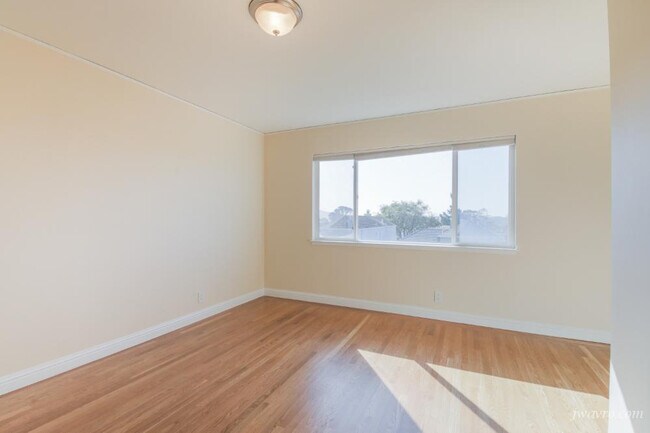 Building Photo - 348 Stratford Dr