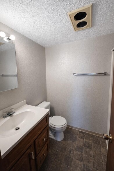 Building Photo - 902 E 5th St