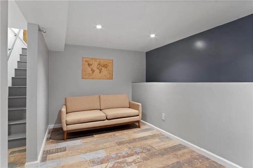 Building Photo - Room in House on Patricia Dr