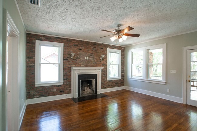 Building Photo - Quiet, Spacious 2BR/1BA