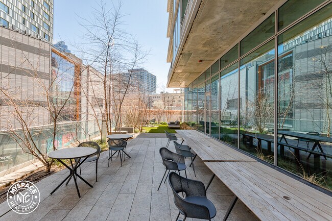 Building Photo - 436 Albee Square W