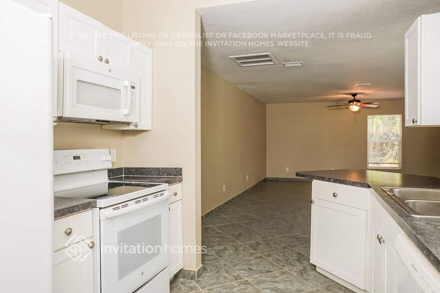 Building Photo - 3002 Alesio Ave