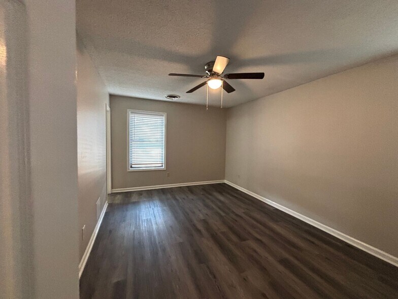 Building Photo - 3104 Ingleside Dr