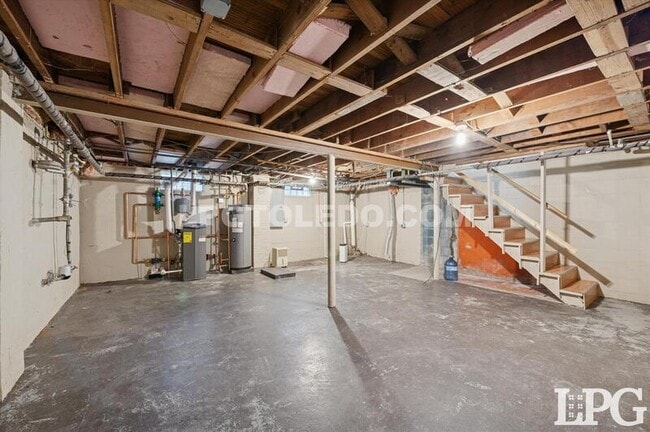 Building Photo - 606 W Poinsetta Ave