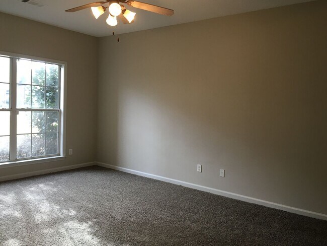Building Photo - Beautiful 4br Lakeland home with a HUGE bonus room! Over 3300 sq ft! Pets are owner's approval, f...