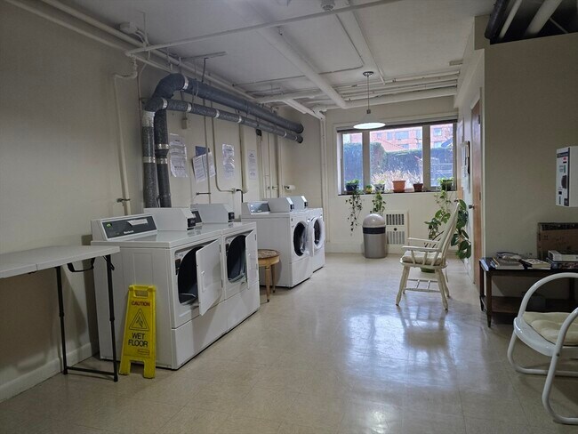 Building Photo - 114 Pleasant St