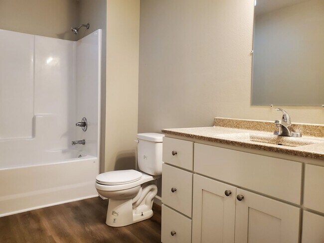 Building Photo - 3 bed, 1 bath Apartment