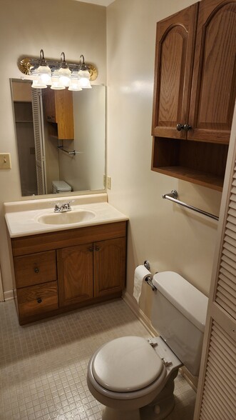 Full Bath - 115 Hunter Dr