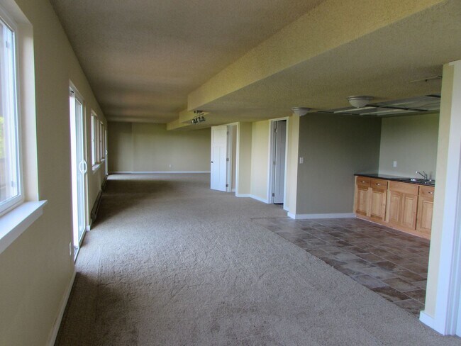 Building Photo - Large 4 Bedroom Edgemoor Home w/ Mother-in-law Suite