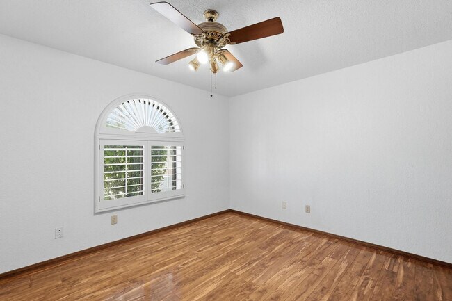 Building Photo - 1003 E Calle Monte Vista