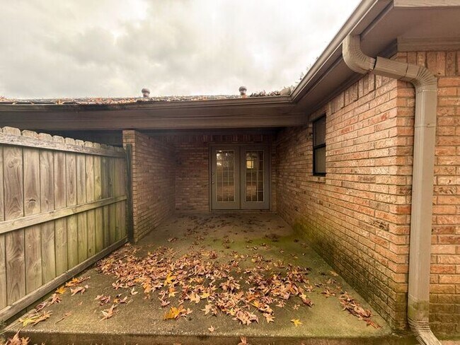 Building Photo - Tour Today! Stunning 3 Bedroom, 2 Bathroom Duplex in Tyler!