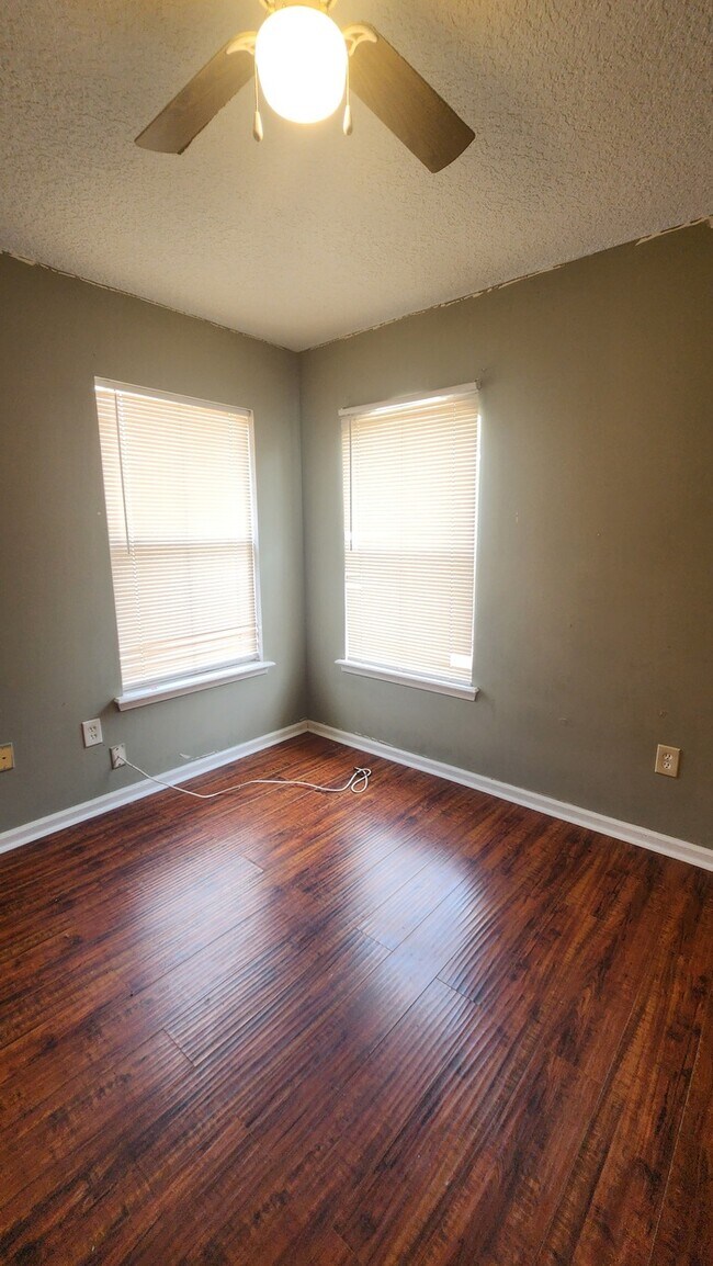 Building Photo - Spacious 4-bedroom, 3-bath home in desirab...
